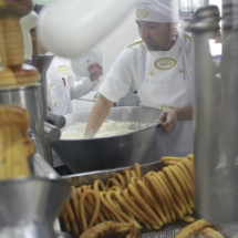 En la chocolatería Los Artesanos de Madrid se puede ver cómo el artesano hace los churros