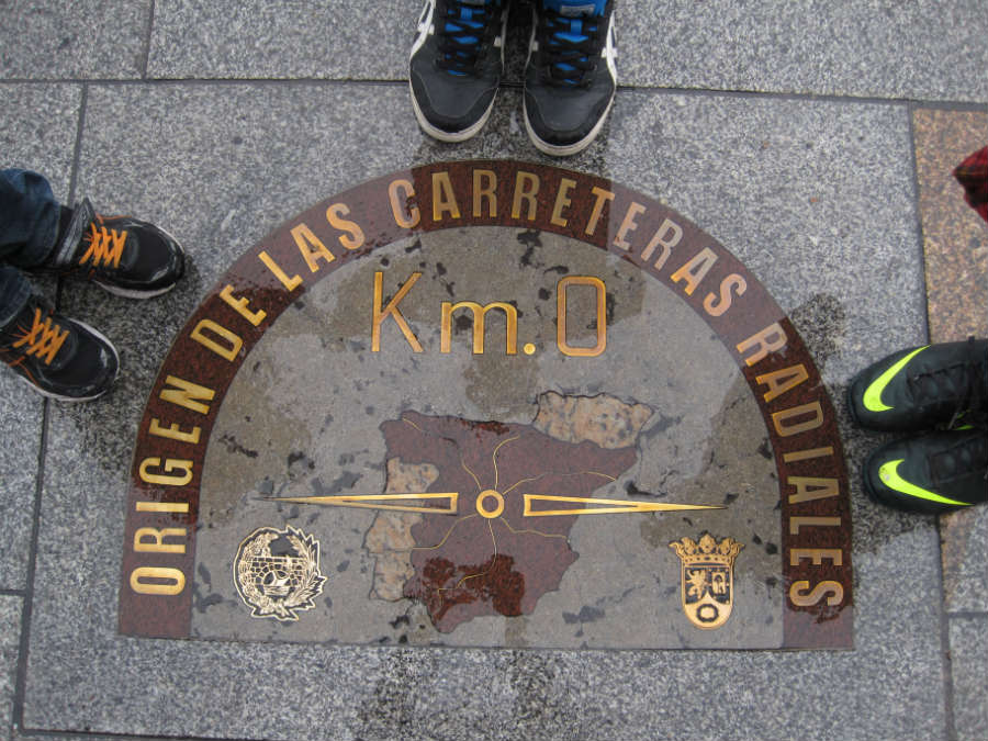 Típica foto del Km 0 de la Puerta del Sol de Madrid