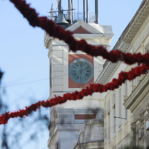 El reloj de la Puerta del Sol da las doce campanadas para tomarse las uvas de la suerte en Nochevieja.