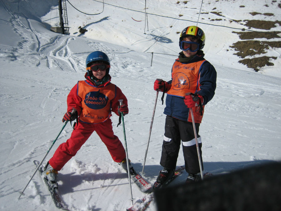 Cómo a los peques para esquiar: ropa, protecciones, calzado...
