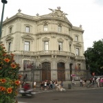 Fachada principal del Palacio de Linares, en Madrid