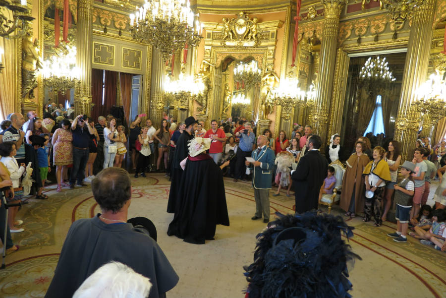 Escena de la visita teatralizada al Palacio de Linares