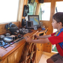 Los niños pueden conducir el barco en esta excursión por la Bahía de Cádiz
