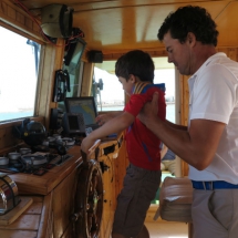 Los niños pueden conducir el barco en esta excursión por la Bahía de Cádiz