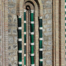Elementos decorativos cerámicos en un edificio de Teruel