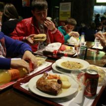 Almuerzo familiar en un restaurante de Dinópolis