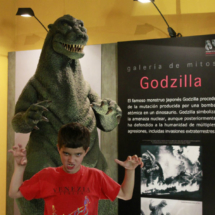 Los niños que visitan Dinópolis están encantados con sus monstruos