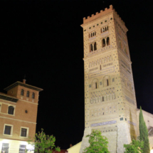 Vista nocturna de la torre mudéjar del Salvador, en Teruel