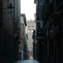 Calle de Teruel con la Torre mudéjar del Salvador al fondo