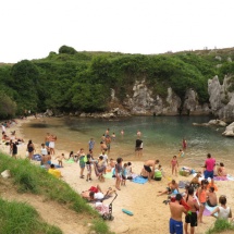 Playa de Gulpiyuri, una playa de interior en Llanes, Asturias