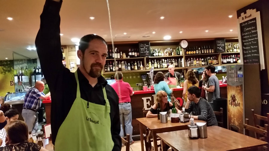Camarero escanciando sidra en un restaurante de Oviedo