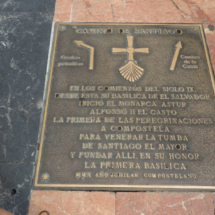 Indicador de la Catedral de Oviedo en el Camino de Santiago