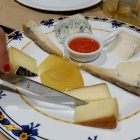 Tabla de quesos en un restaurante de Oviedo