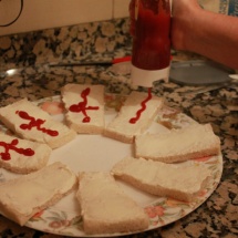 Preparación de los ataúdes de queso: dibuja una cruz con ketchup o sirope