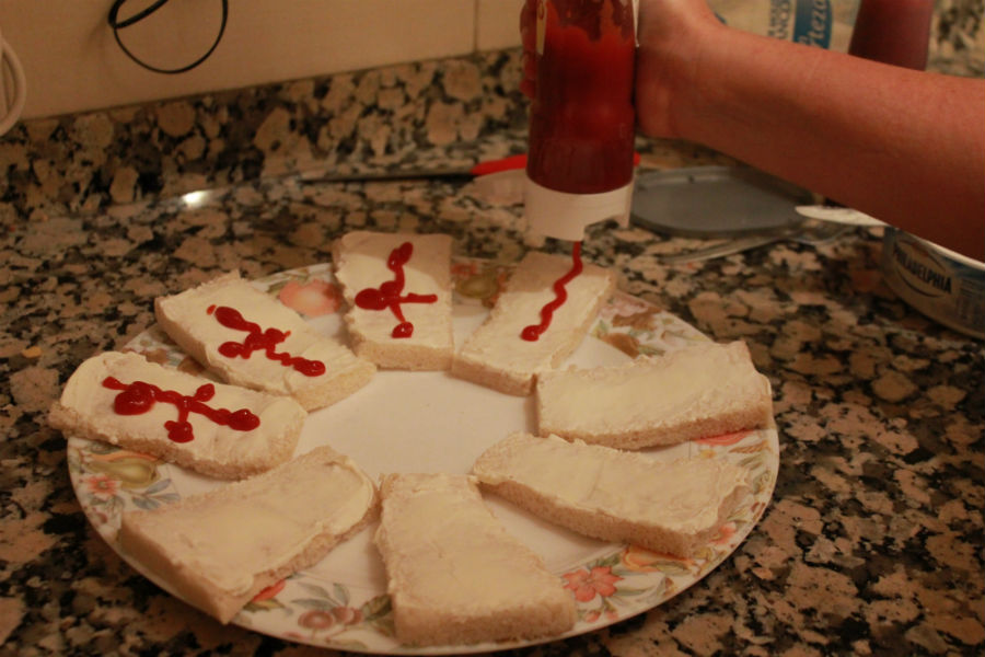 Preparación de los ataúdes de queso: dibuja una cruz con ketchup o sirope