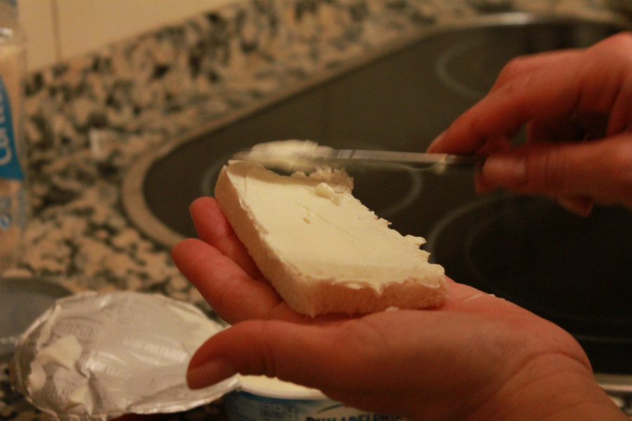 Preparación de los ataúdes de queso: unta el queso en el pan