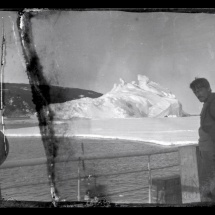 Alexander Stevens en la cubierta del Aurora 1914-17 ® Antarctic Heritage Trust nzhatorg