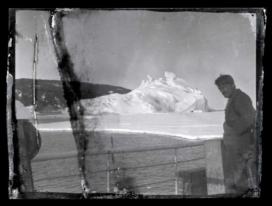 Alexander Stevens en la cubierta del Aurora 1914-17 ® Antarctic Heritage Trust nzhatorg
