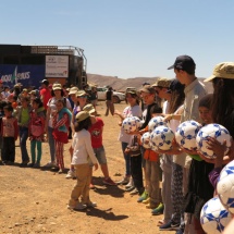 Descargando material escolar en El Desierto de los Niños