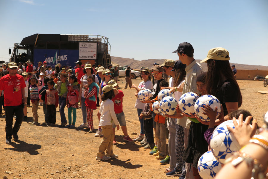 Descargando material escolar en El Desierto de los Niños