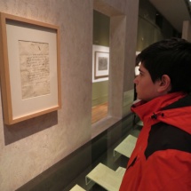 Documentos y dibujos en la exposición de Cervantes