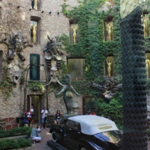 Museo Dalí Figueras: patio con Cadillac