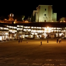 Vista nocturna de la Plaza Mayor de Chinchón