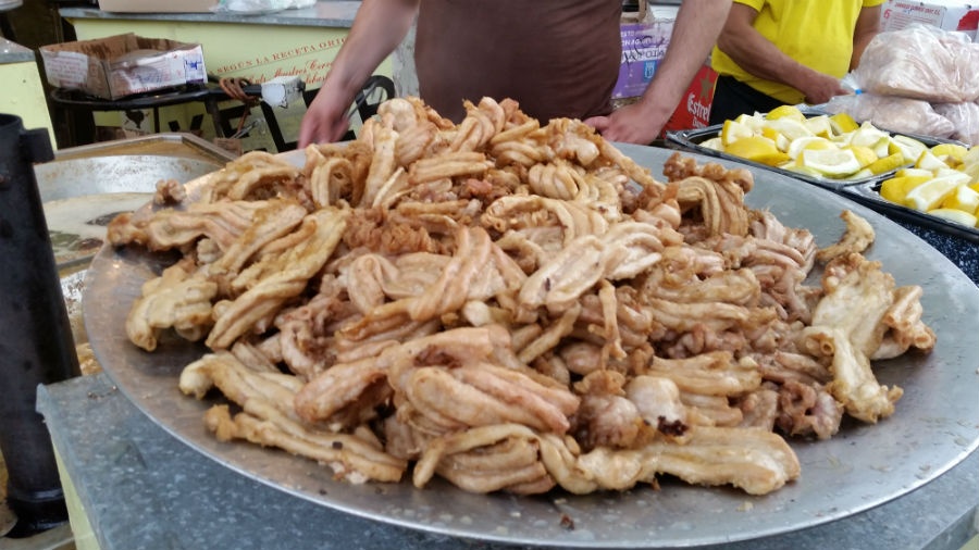 Platos típicos de San Isidro en Madrid: gallinejas, entresijos y chicharrones