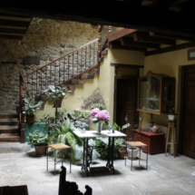 Patio interior de la Casa Rural Corral Mayor, en La Serna, Cantabria