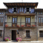 Fachada de la Posada Corral Mayor, en La Serna, Cantabria