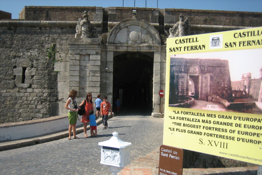Entrada al Castillo de Sant Ferrán, en Figueres
