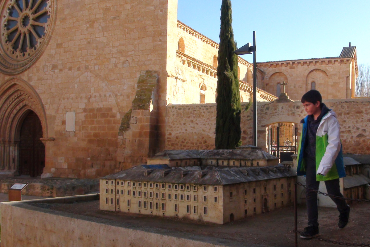 Fachada y maqueta del Monasterio de Santa María de la Huerta, en Soria