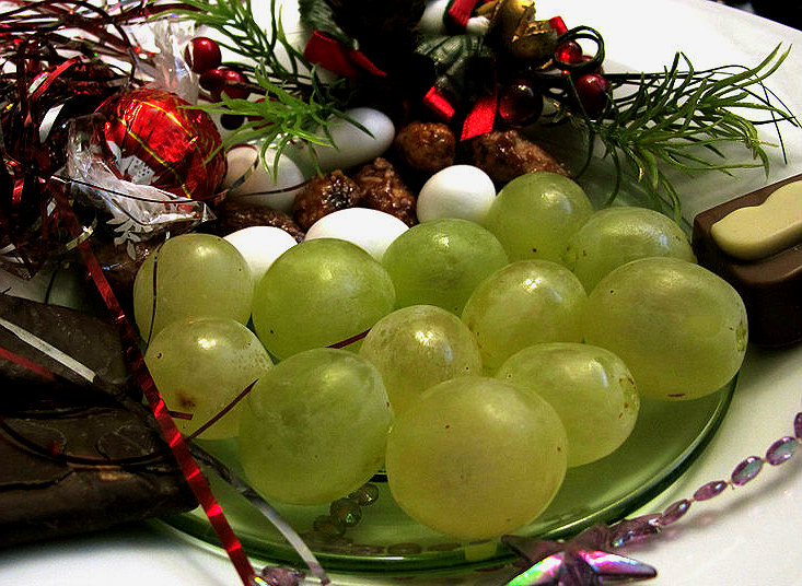 La tradición española en Nochevieja es comer las 12 Uvas de la Suerte con las 12 campanadas