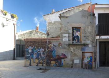Ruta por las casas pintadas de Fresnedillas de la Oliva, en Madrid