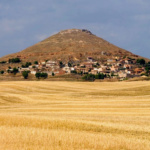 Vista general de Hita, en Guadalajara, frente a un campo de cereales