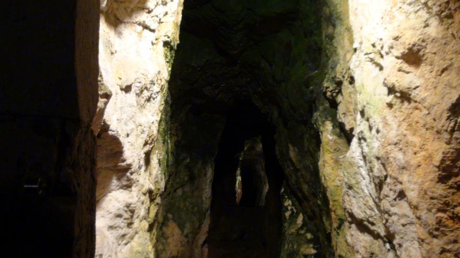 Cueva de Roquefort, con 'fleurines' que hacen circular corrientes de aire