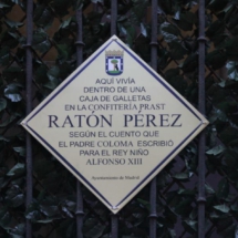Placa en el edificio de la Casa del Ratoncito Pérez