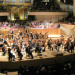 Orquesta interpretando un tema en un concierto de música clásica especial para familias