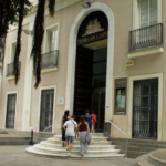 Entrada del Museo de Cádiz, una institución histórica