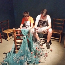 Cosiendo redes en el Museo de la Pesca de Palamós