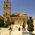 Plaza Mayor de El Toboso, con su estatua de Dulcinea