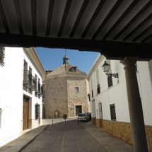 Al fondo, ermita de la Vera Cruz