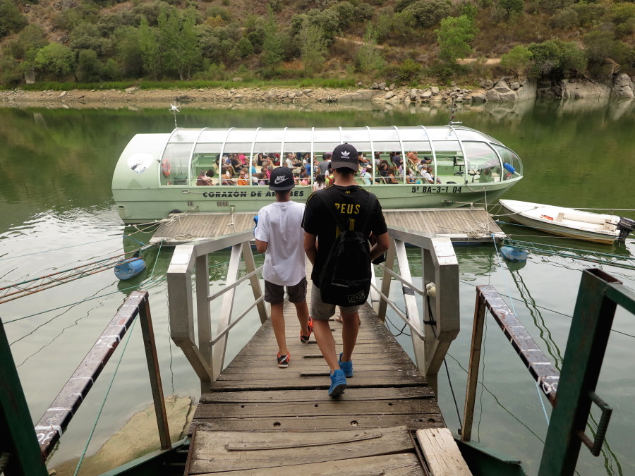 Barco para navegar por el Parque Natural de las Arribes del Duero