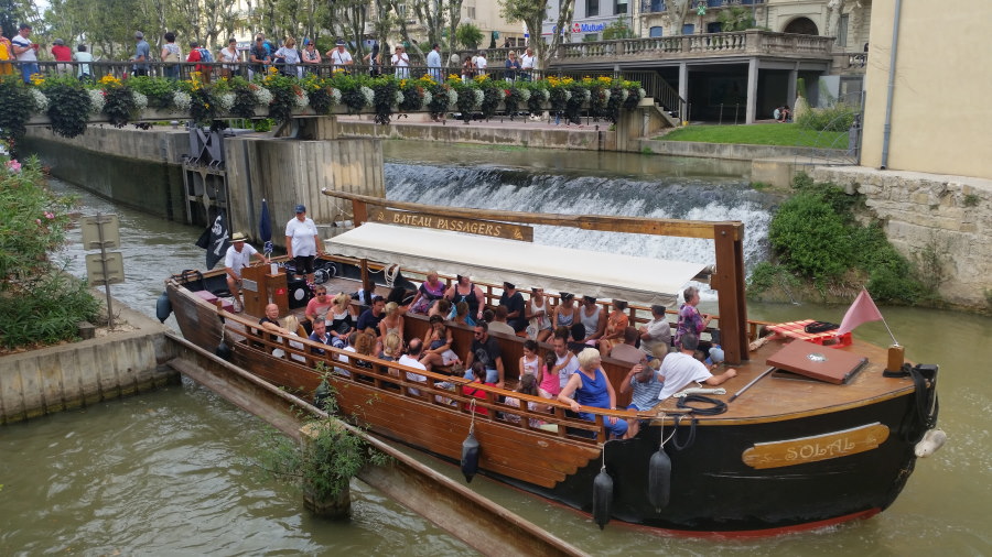 Barco turístico en el Canal de La Robine, en Narbona