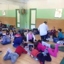 Sesión de mindfulness con niños y niñas