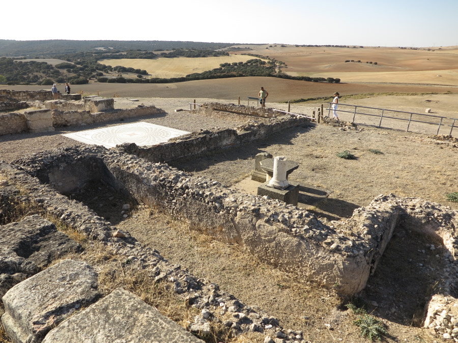 Restos de edificios de la antigua ciudad romana de Segóbriga