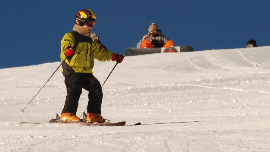 Cómo a los peques para esquiar: ropa, protecciones, calzado...