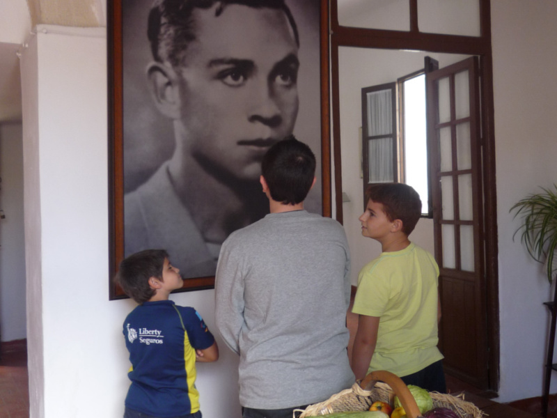 Retrato de Miguel Hernández en su casa-museo de Orihuela