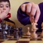 El ajedrez es un juego de estrategia que estimula la inteligencia de los niños, y un buen plan gratis para una tarde en casa.