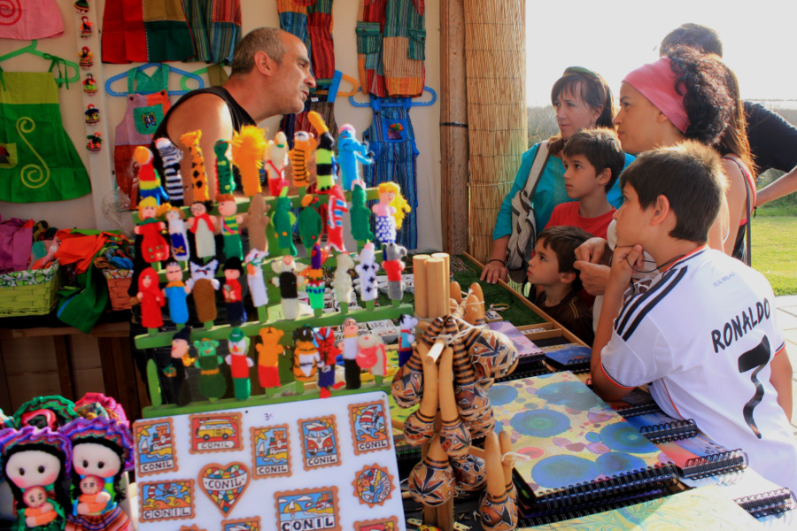 Mercadillo playero en Conil de la Frontera: puesto de juguetes